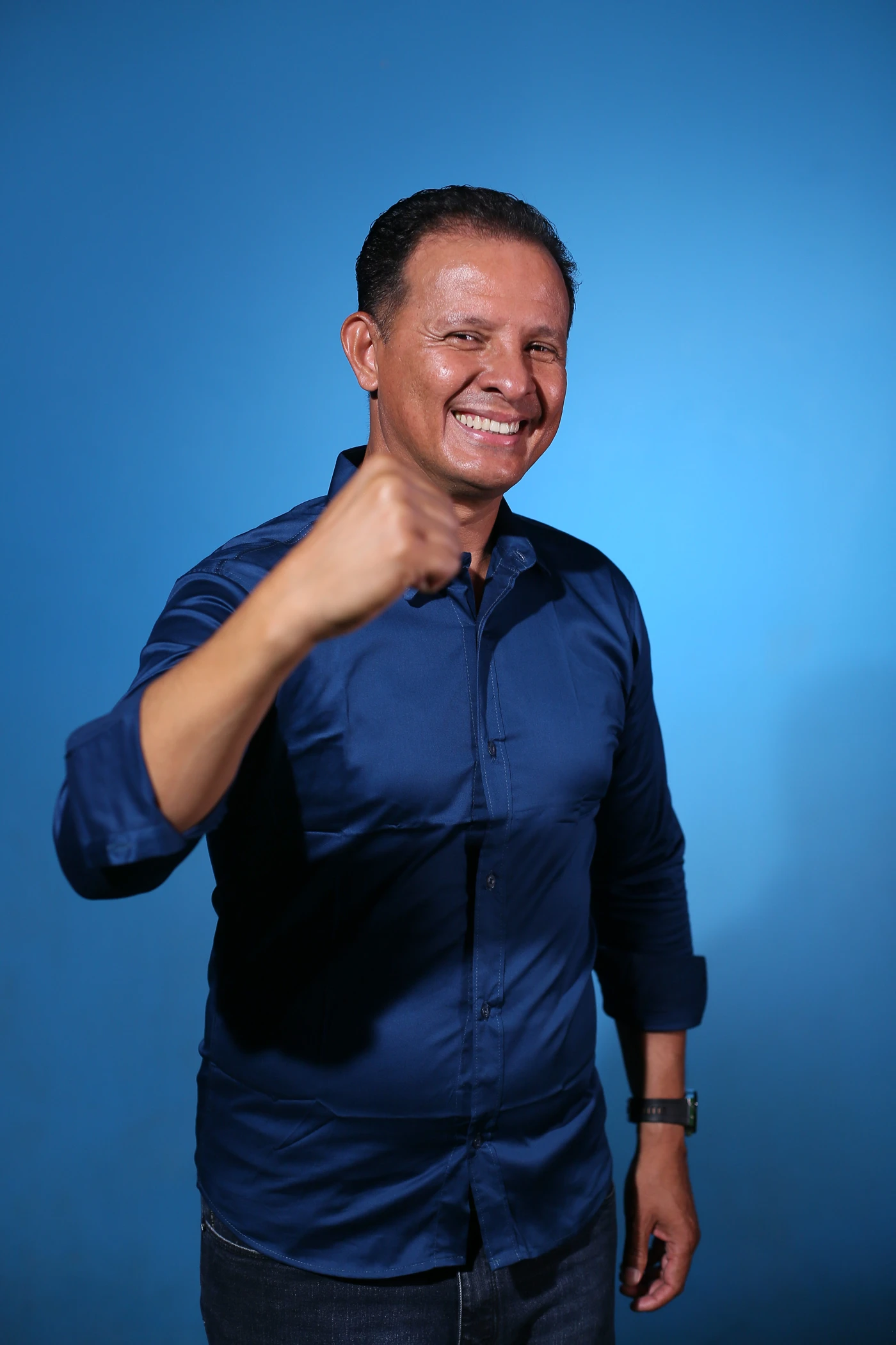 Professor Gilmar Miranda sorrindo e fazendo sinal de positivo