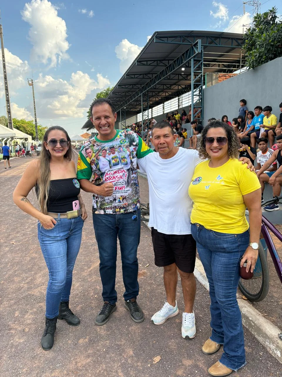 Registro de Gilmar Miranda em encontro com pessoas