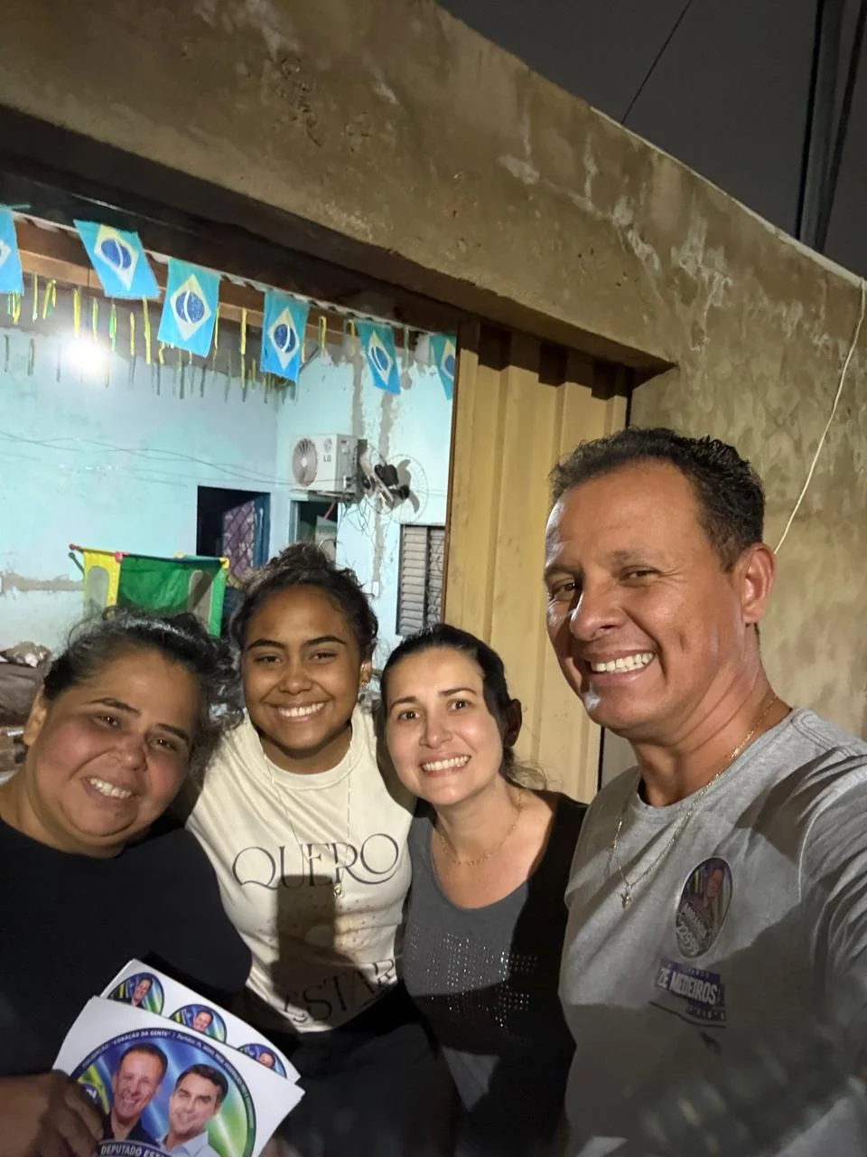 Registro de Gilmar Miranda em encontro com pessoas