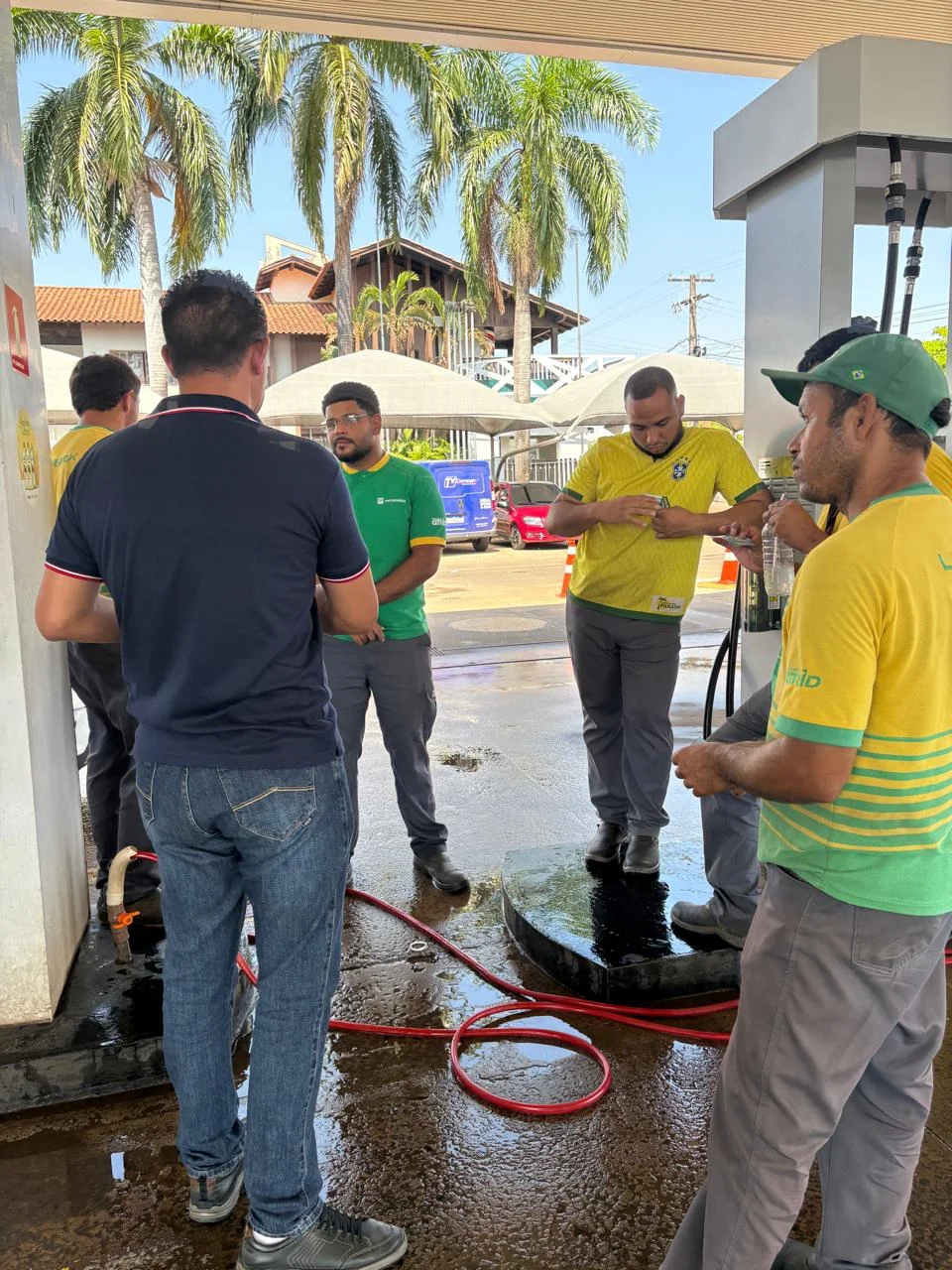 Registro de Gilmar Miranda em encontro com pessoas