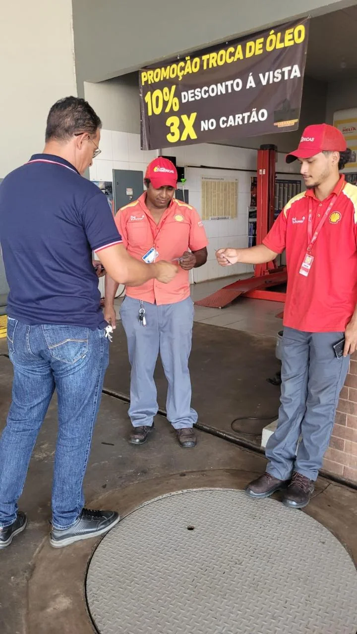Registro de Gilmar Miranda em encontro com pessoas