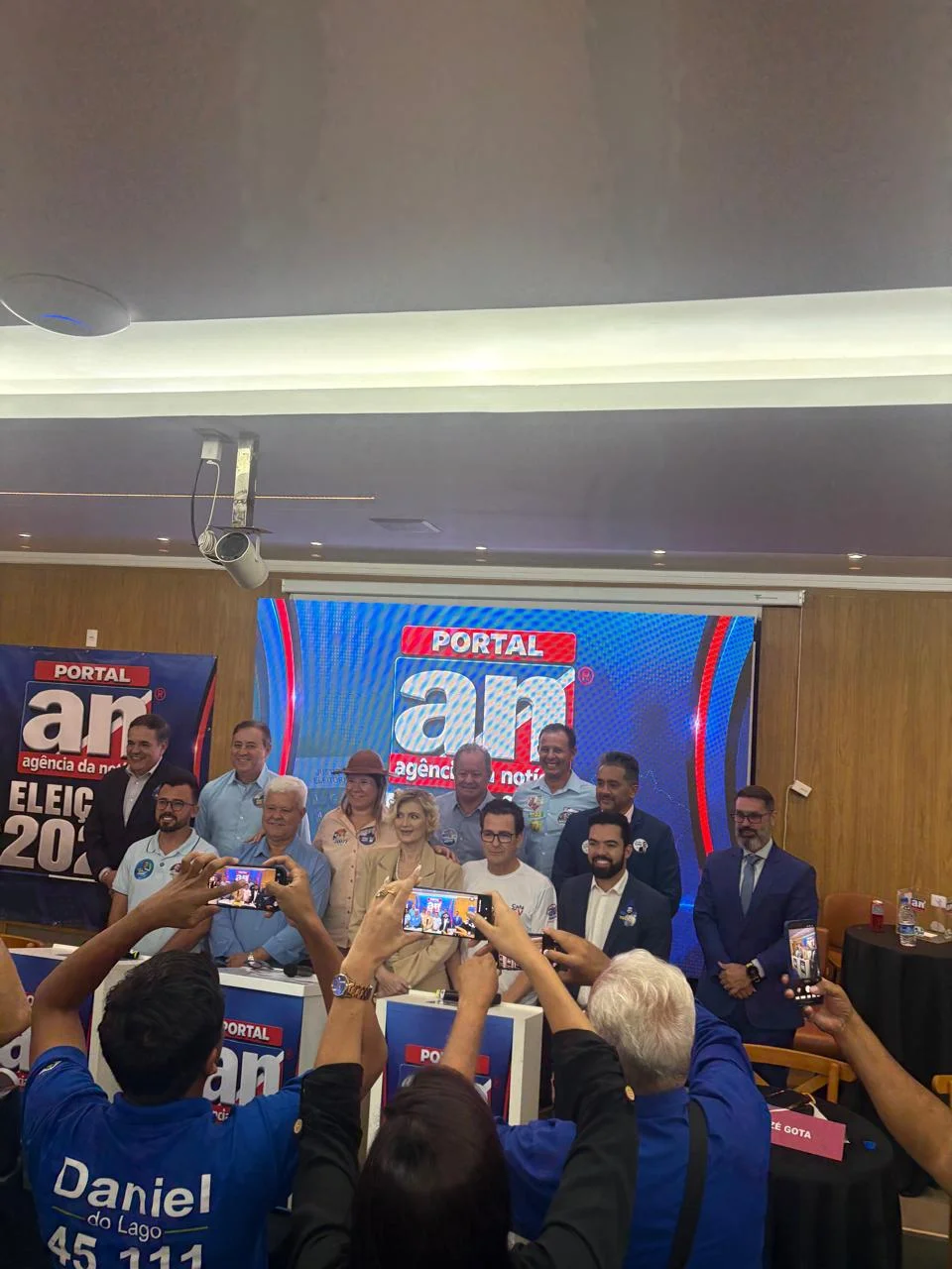 Registro de Gilmar Miranda em encontro com pessoas